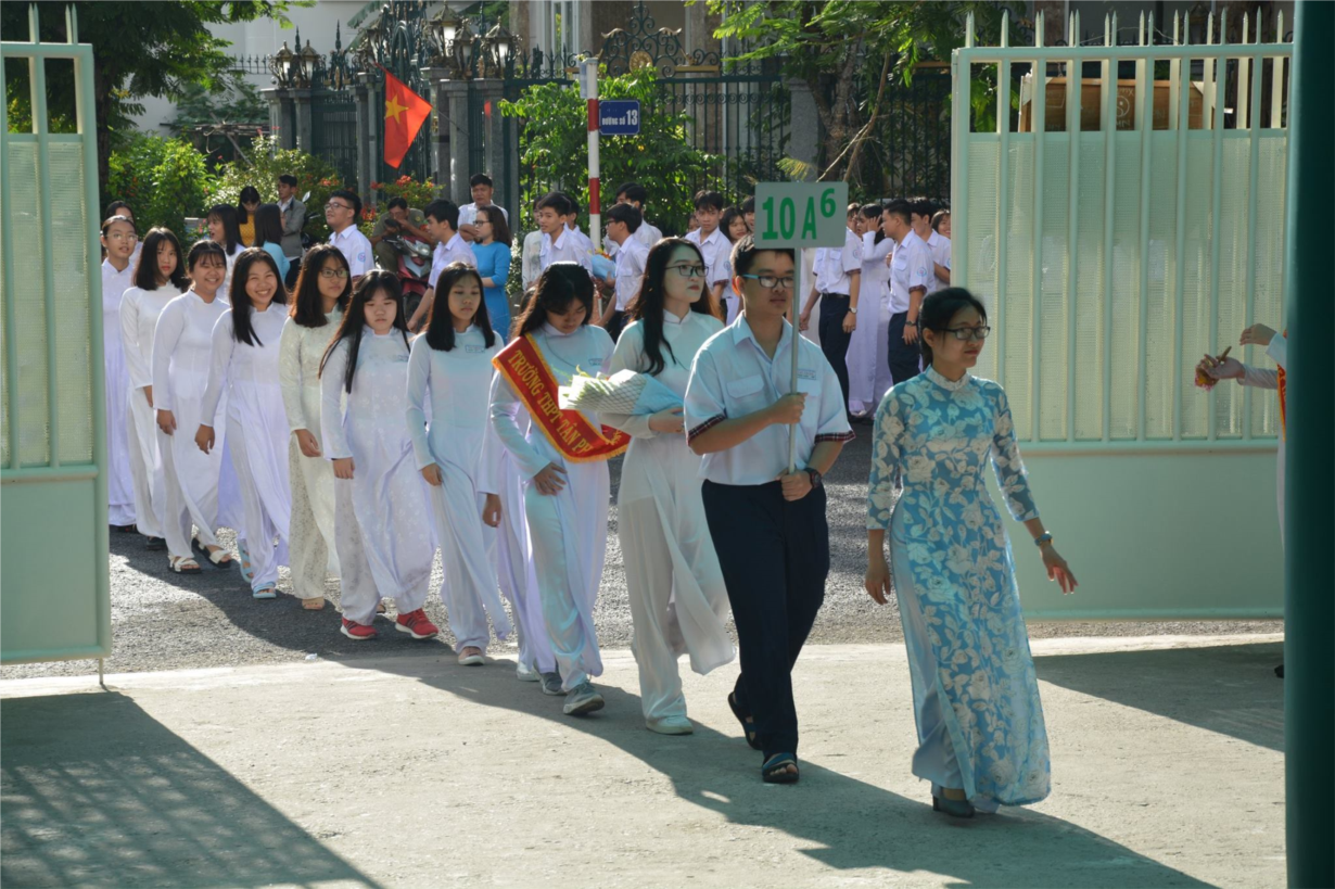Cô Trần Thị Thủy - GV Anh văn - GVCN 10A6